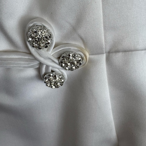 En Francais by Huey Walizer Elegant White Sleeveless Dress - Picture 8 of 12